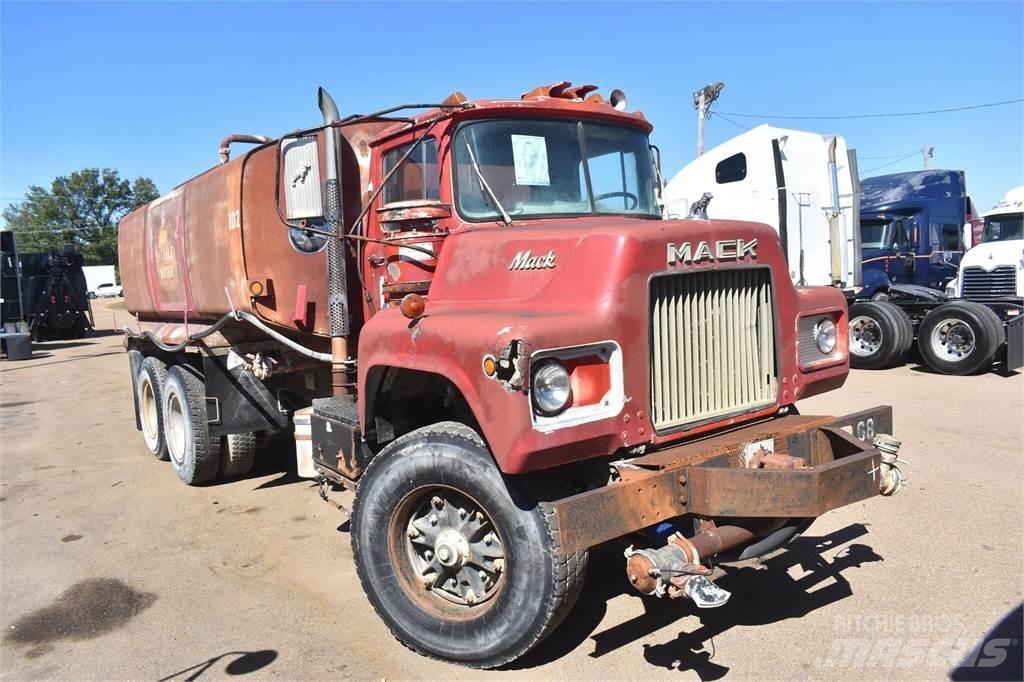 Mack DM685S 油罐车