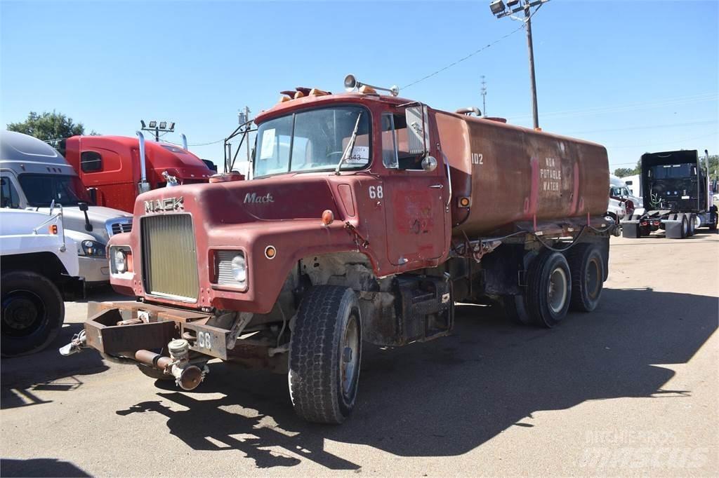 Mack DM685S 油罐车