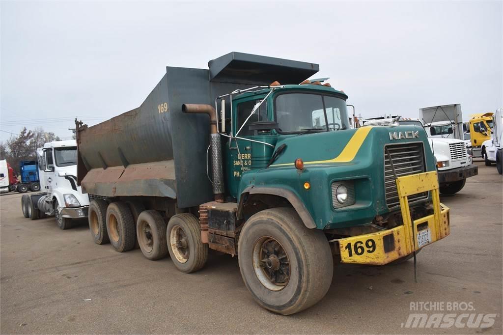 Mack DM688 自卸式货车
