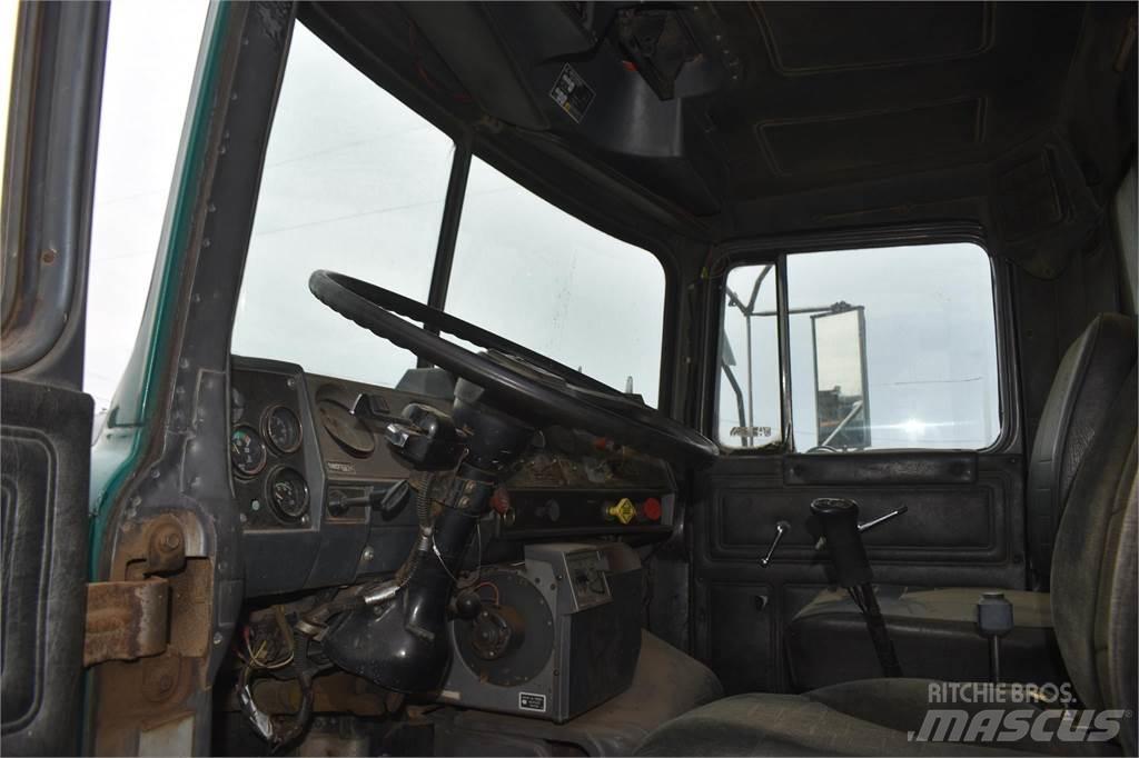 Mack DM688 自卸式货车