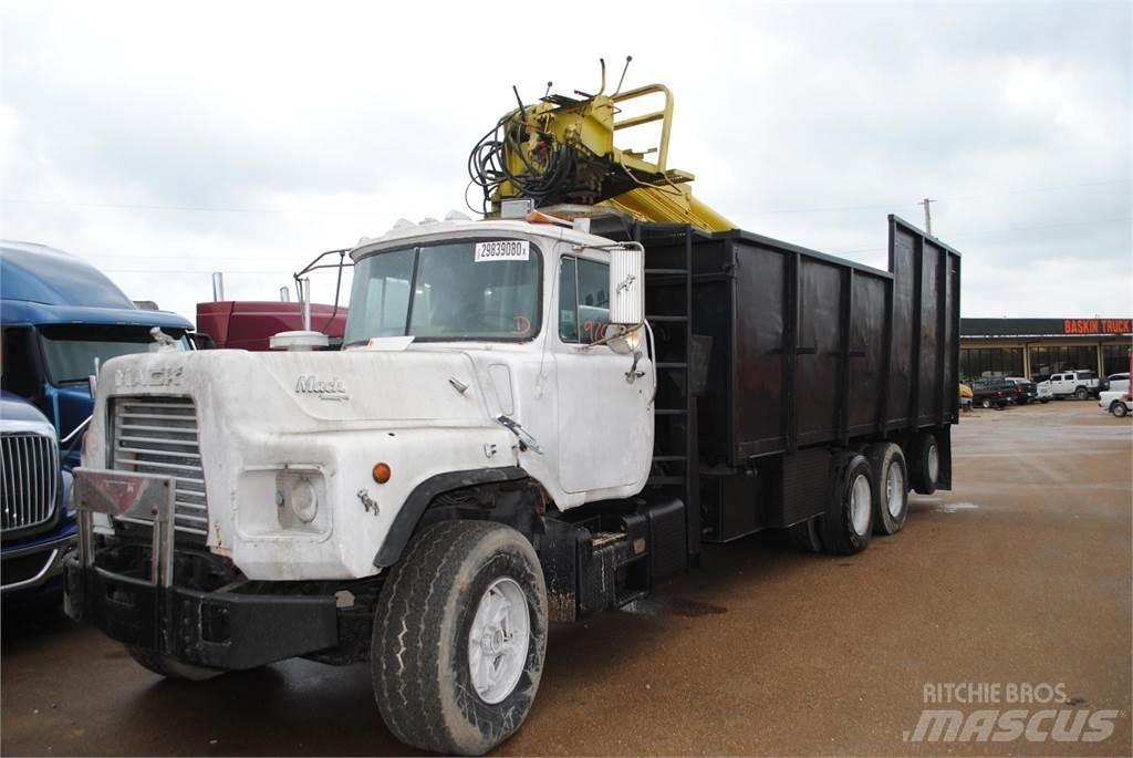 Mack DM690S 起重车