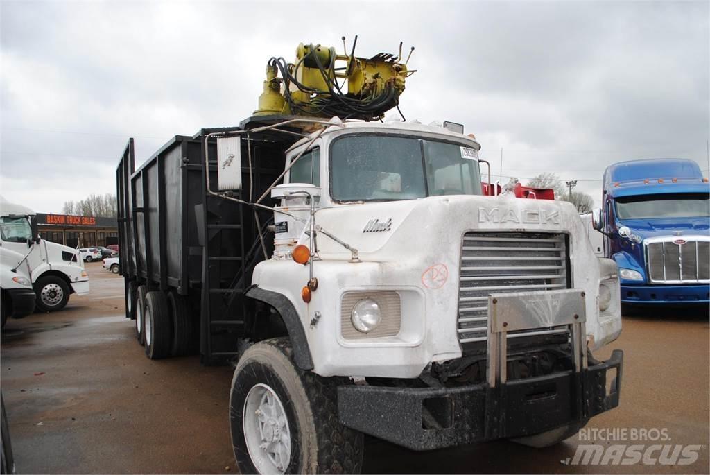 Mack DM690S 起重车
