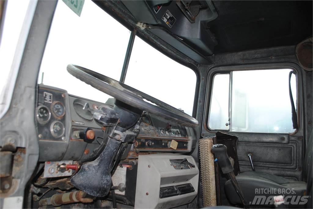 Mack DM690S 起重车