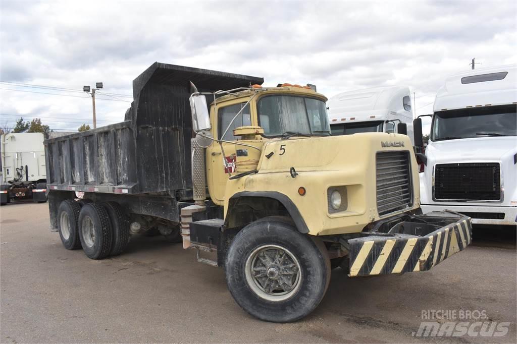 Mack DM690S 自卸式货车