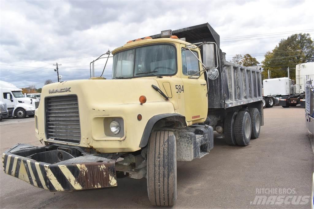 Mack DM690S 自卸式货车