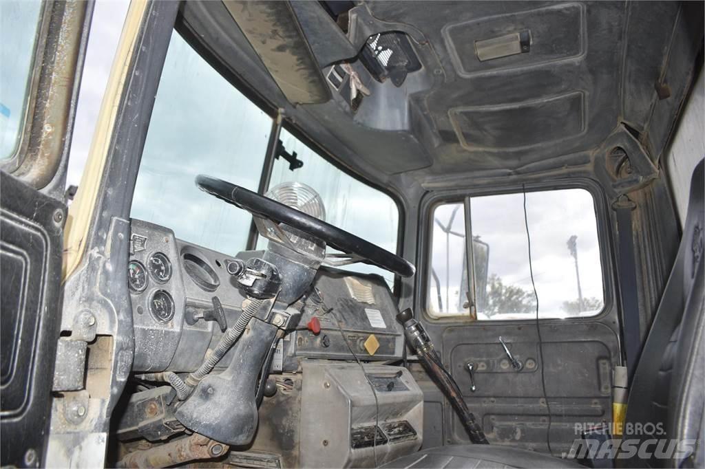 Mack DM690S 自卸式货车