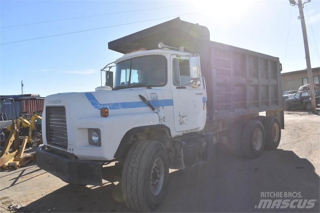 Mack DM690S 自卸式货车