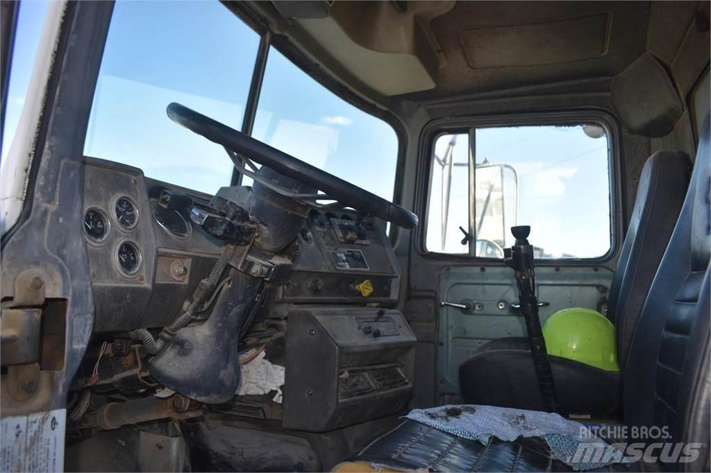 Mack DM690S 自卸式货车