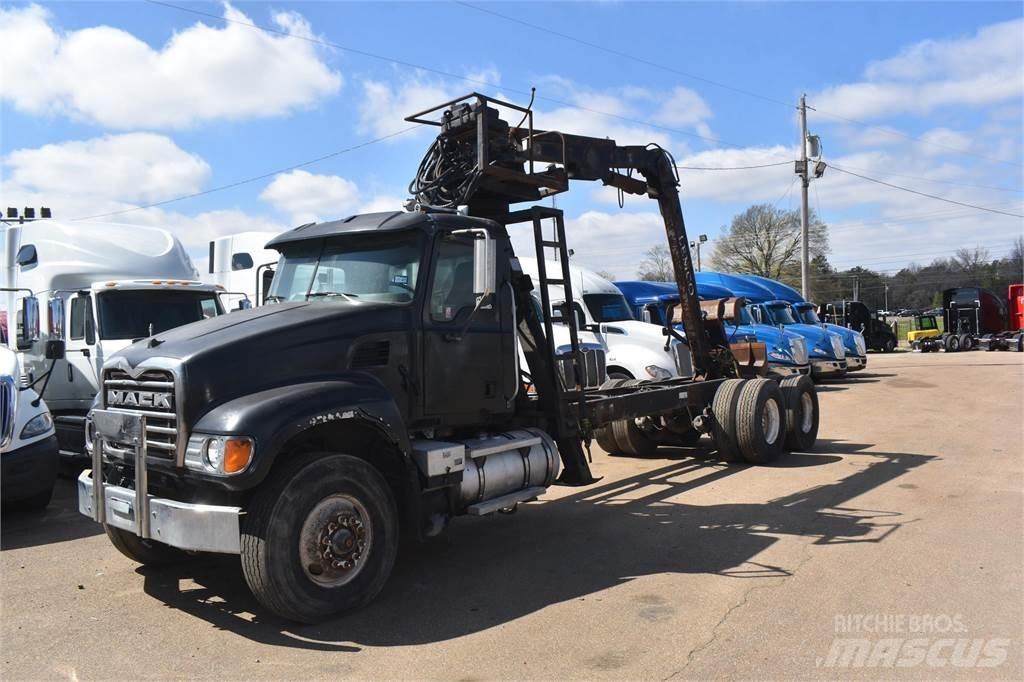 Mack GRANITE CV713 起重车