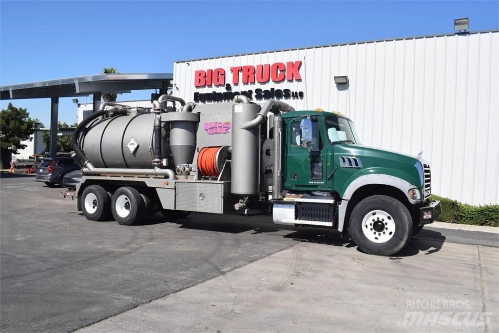 Mack GRANITE GU713 油罐车