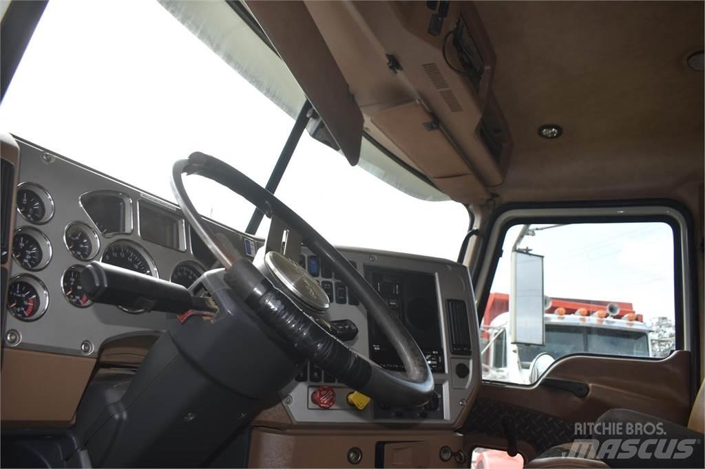 Mack GRANITE GU713 自卸式货车
