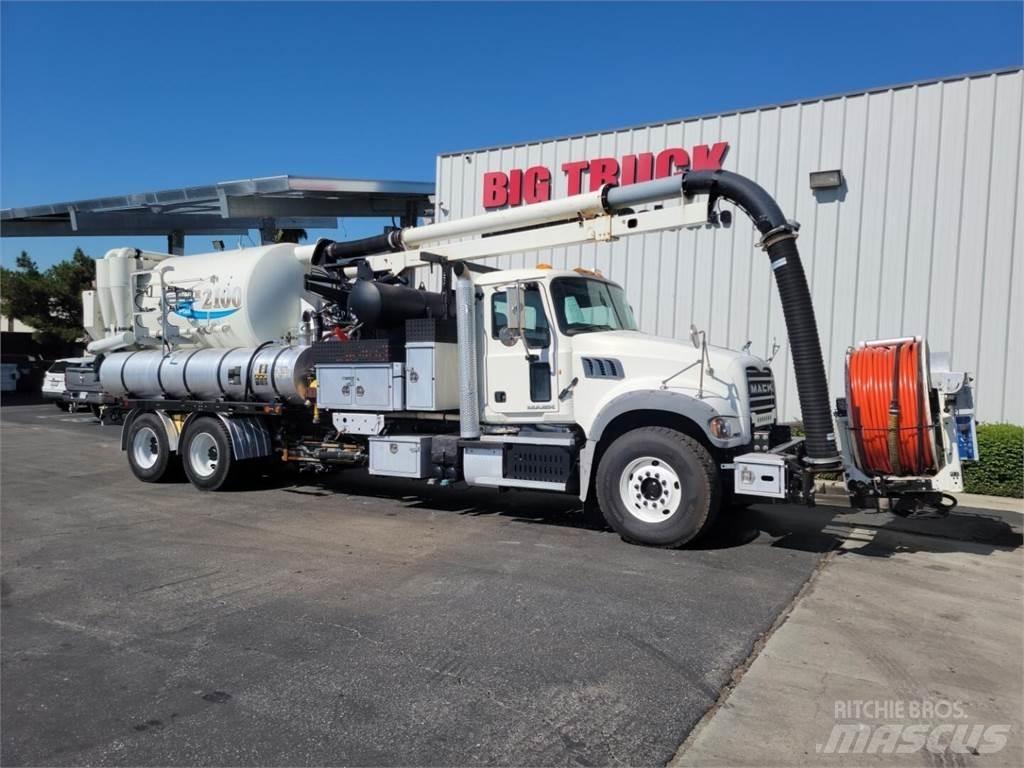 Mack GRANITE GU713 油罐车
