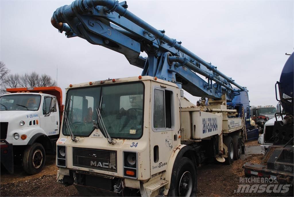Mack MR686S 混凝土搅拌车