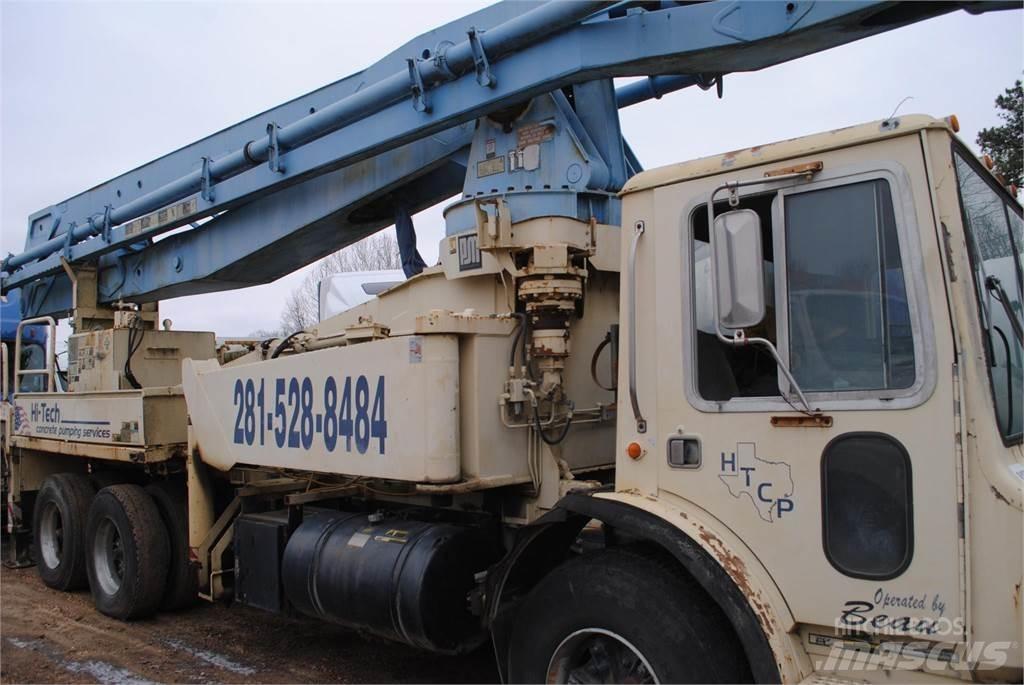 Mack MR686S 混凝土搅拌车