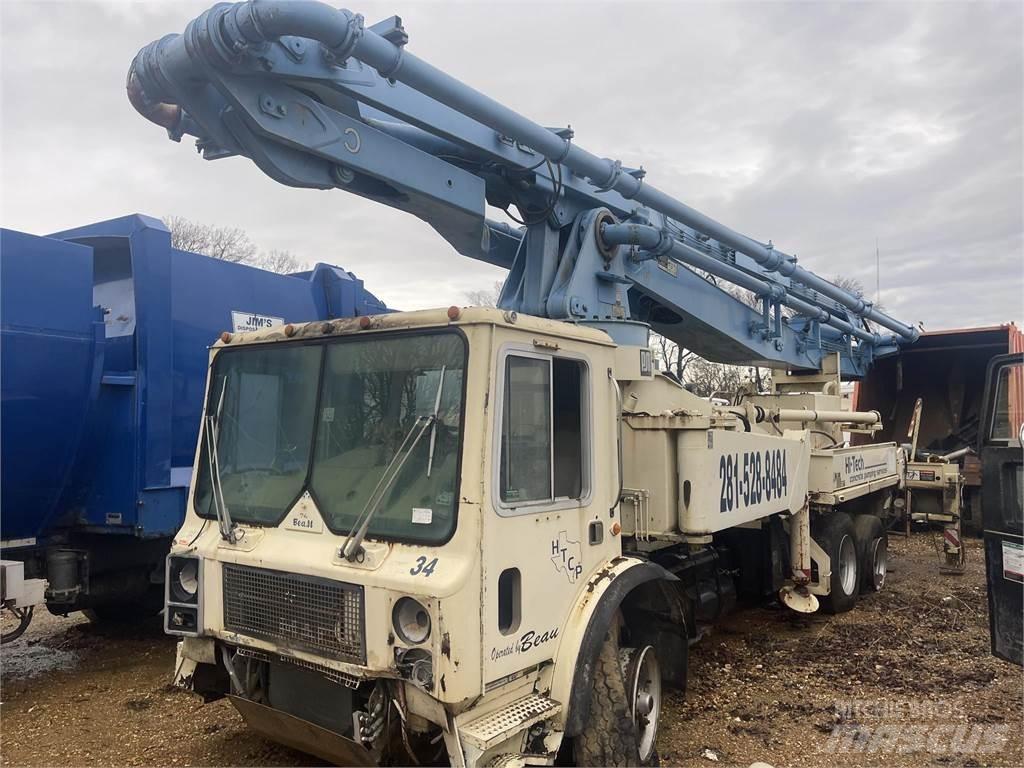 Mack MR686S 混凝土搅拌车