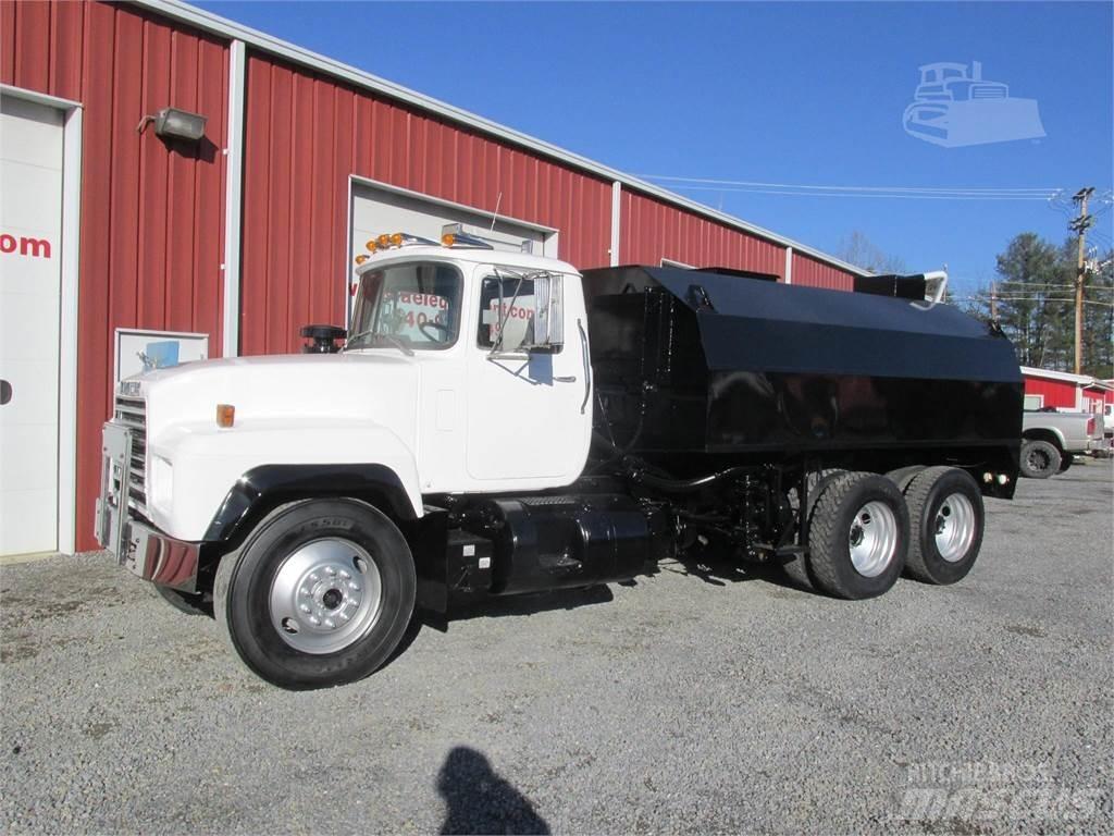 Mack R685S 油罐车