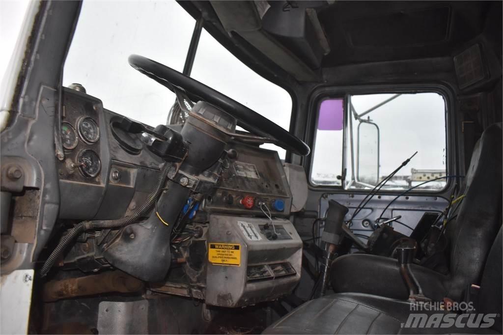 Mack RD688S 起重车