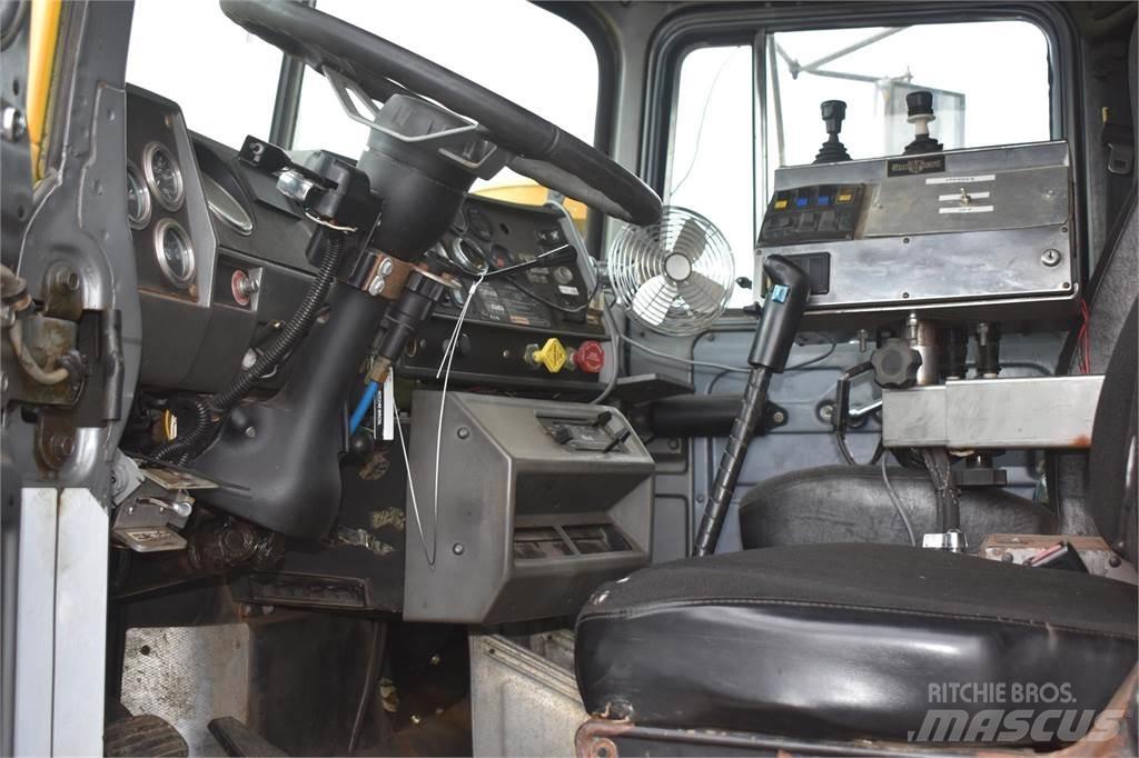 Mack RD688S 自卸式货车