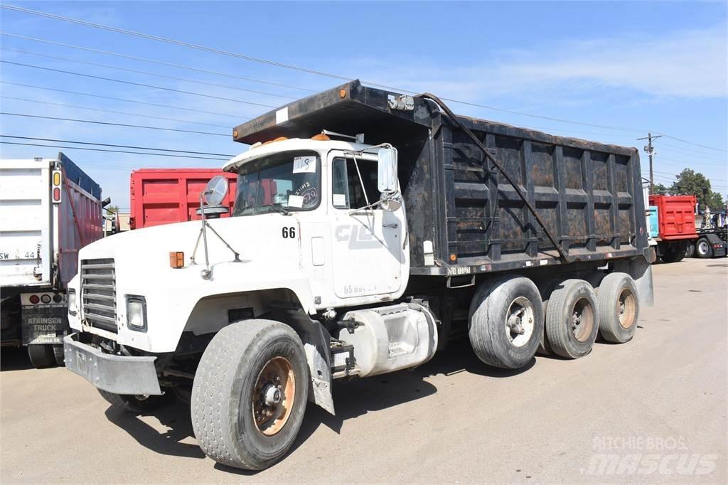 Mack RD688S 自卸式货车