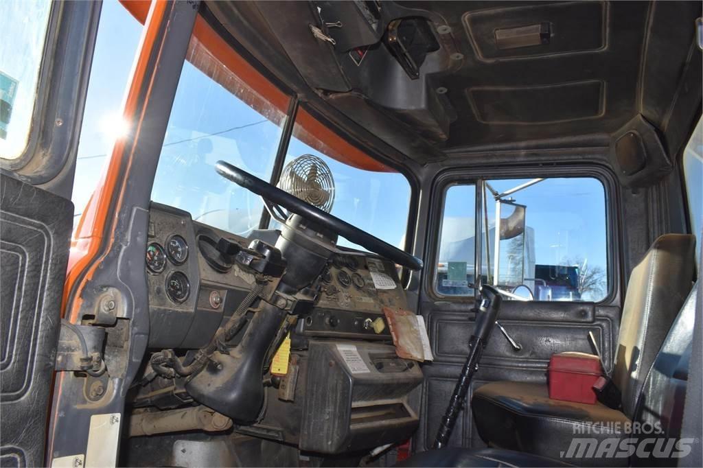 Mack RD688S 自卸式货车