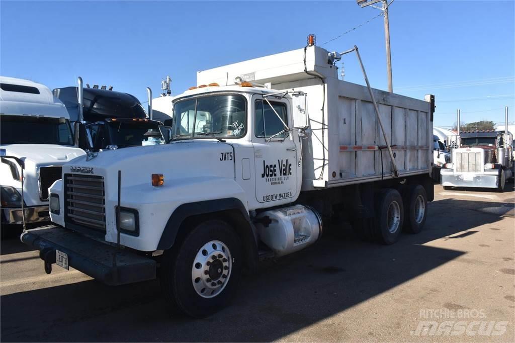Mack RD688S 自卸式货车