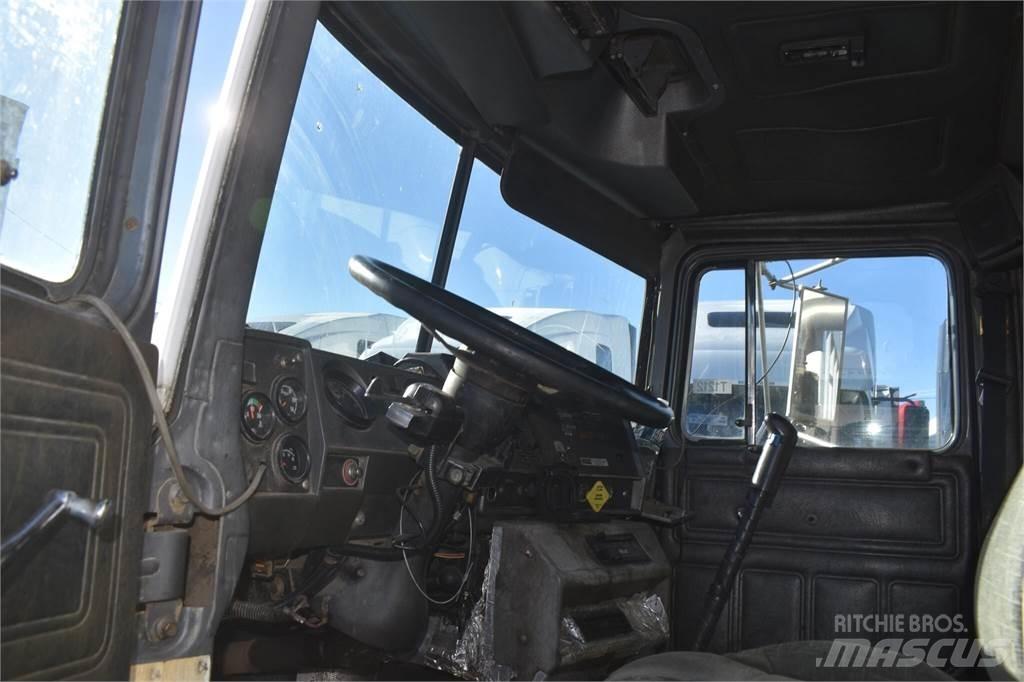 Mack RD688S 自卸式货车