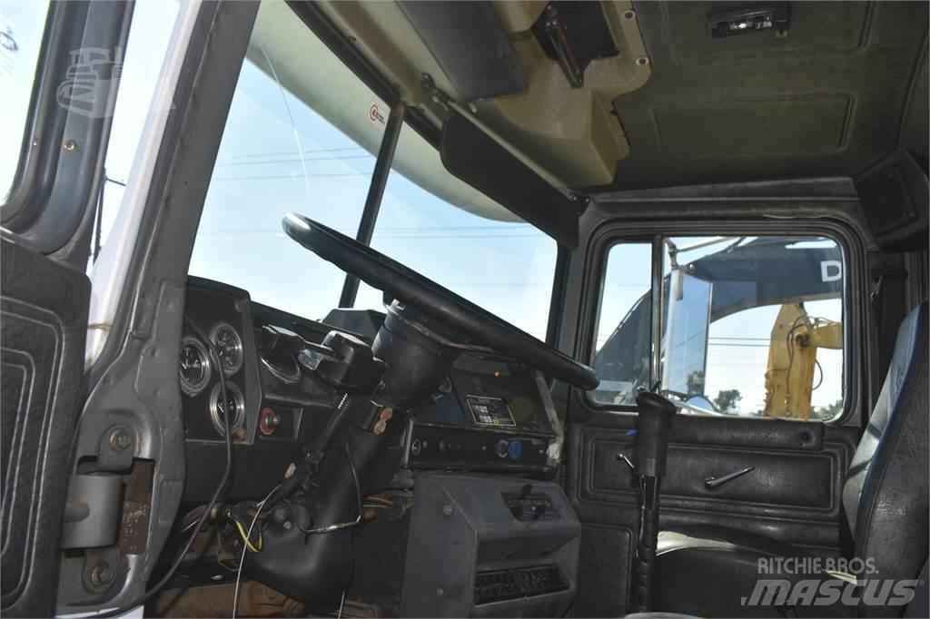 Mack RD690S 自卸式货车