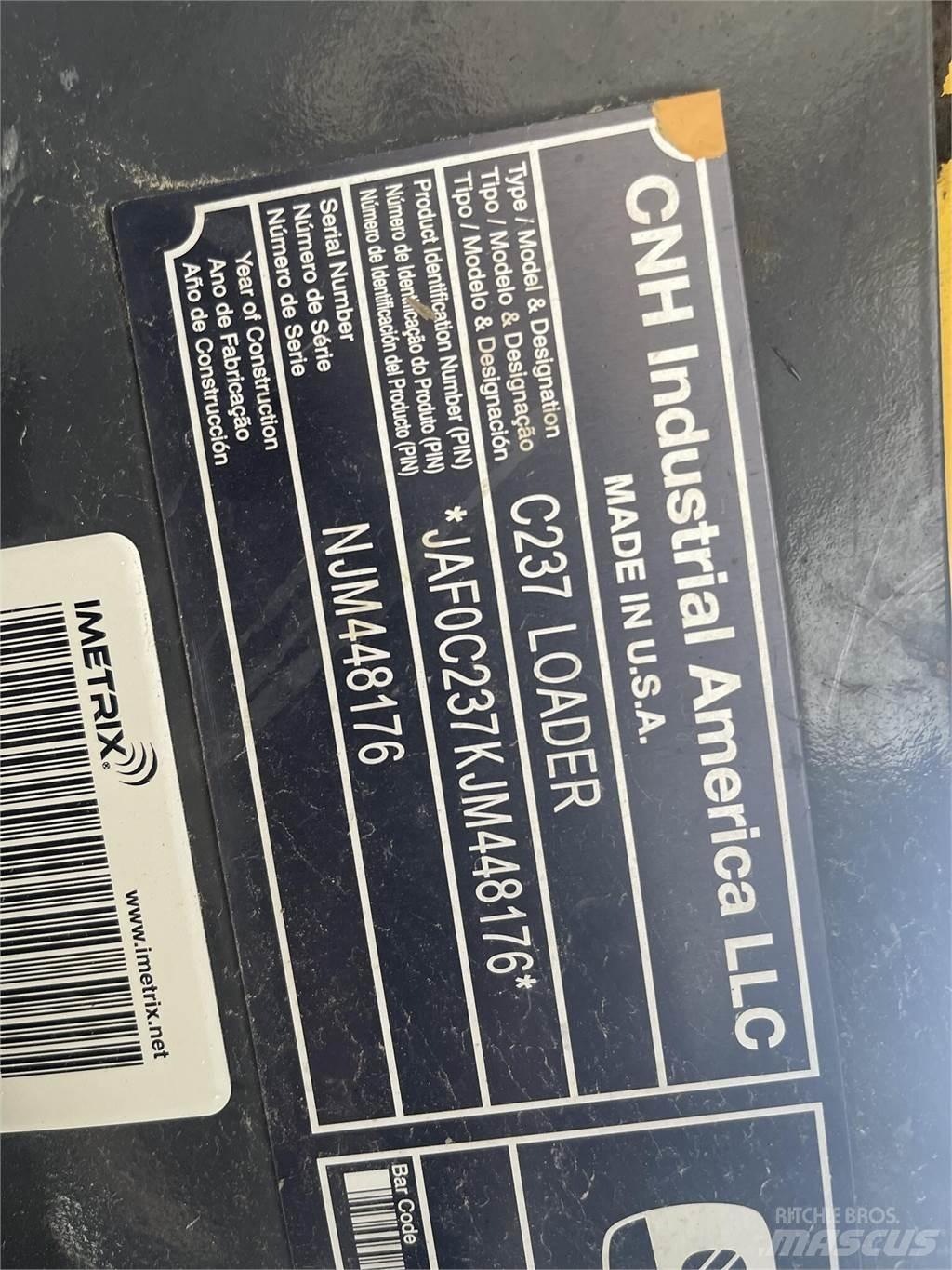 New Holland C237 滑移装载机