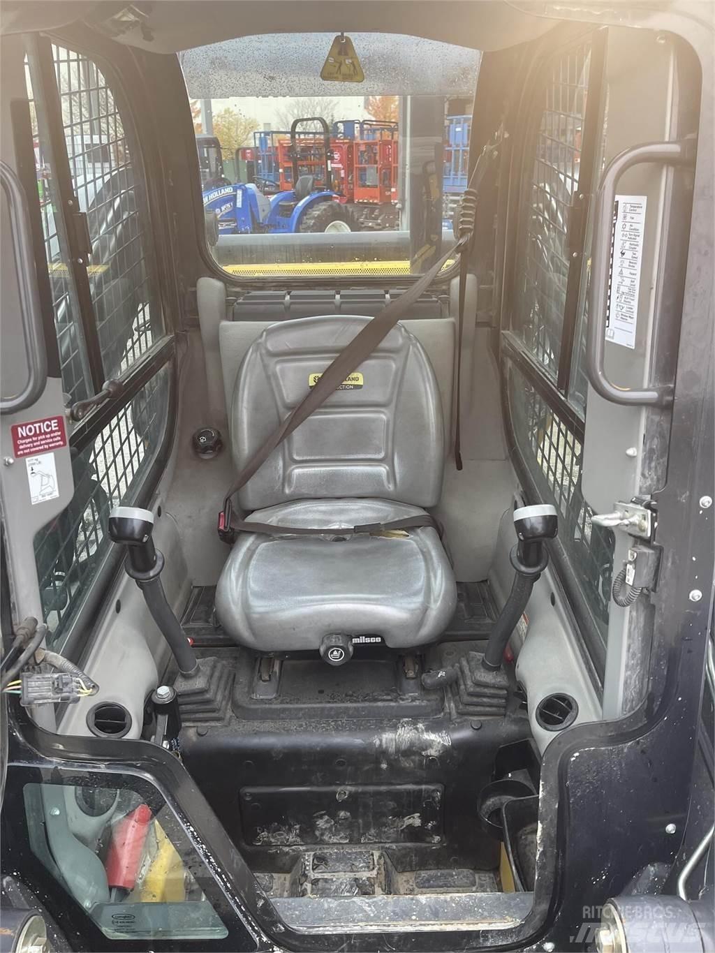 New Holland C237 滑移装载机
