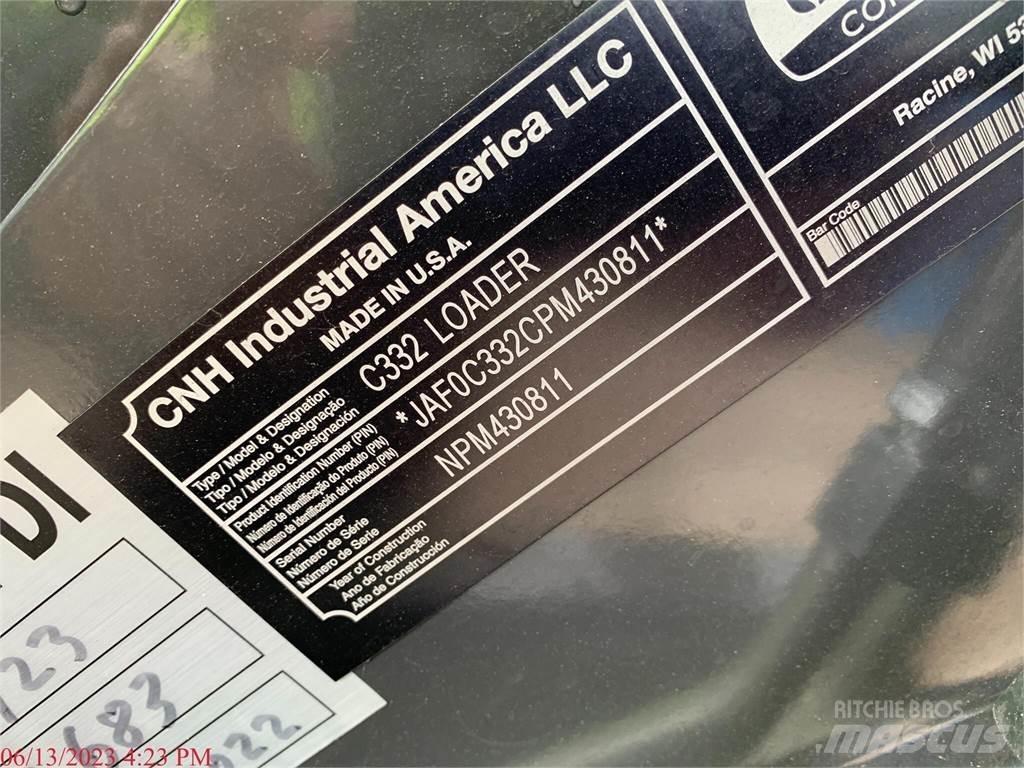 New Holland C332 滑移装载机