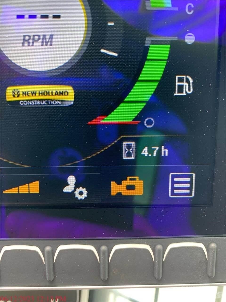 New Holland C337 滑移装载机