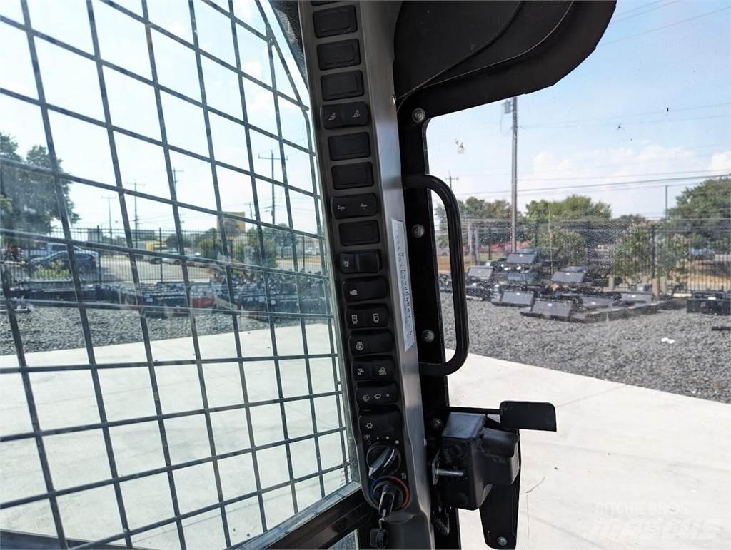 New Holland C362 滑移装载机