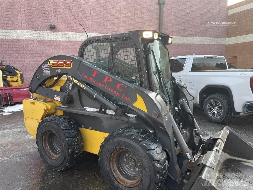 New Holland L228 滑移装载机