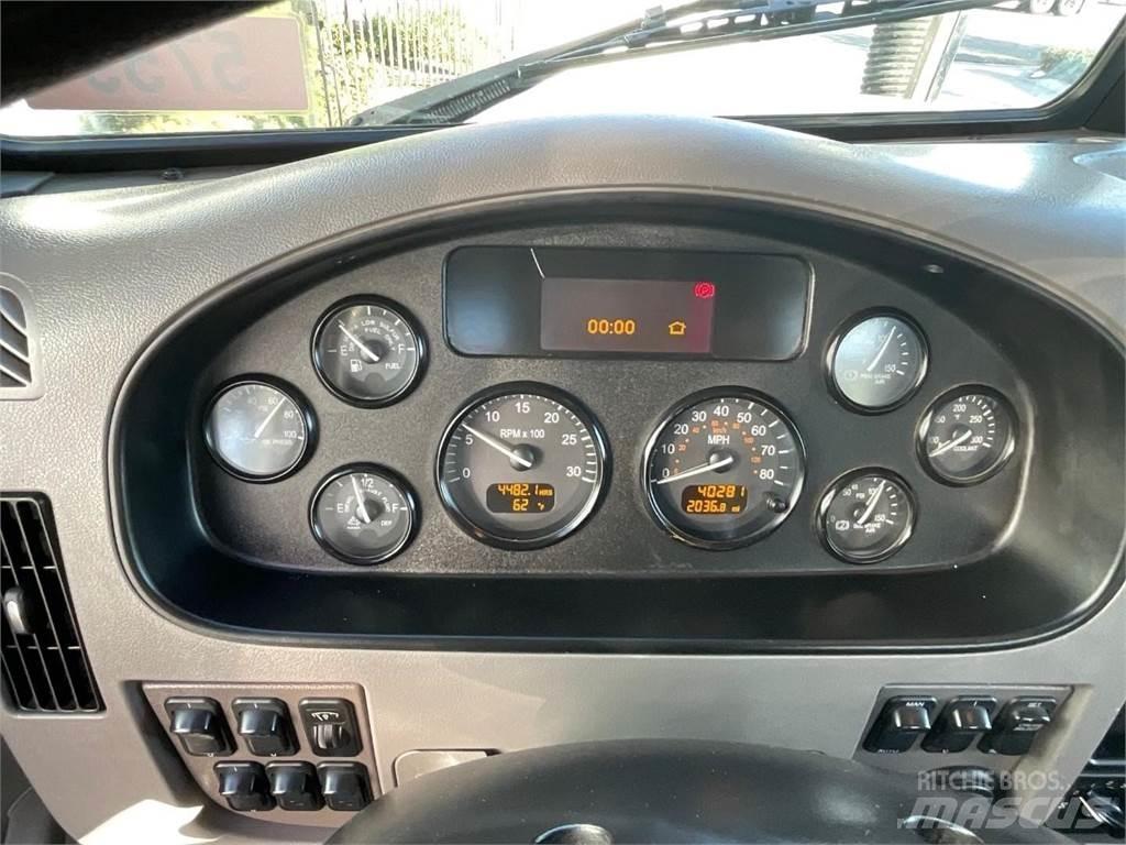 Peterbilt 348 油罐车