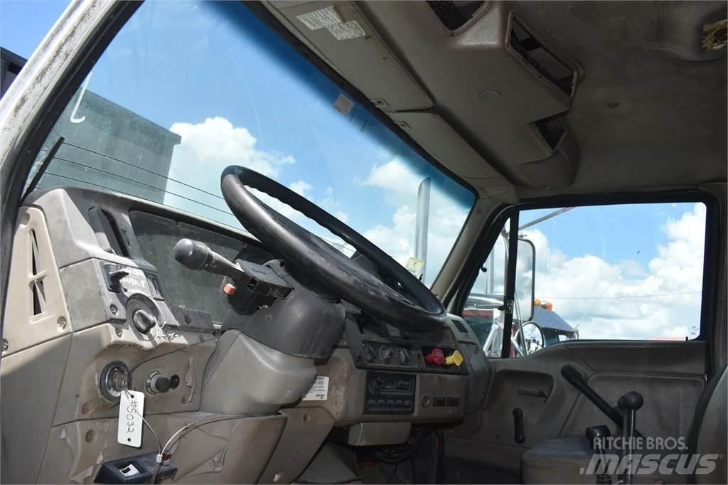 Sterling L7500 自卸式货车