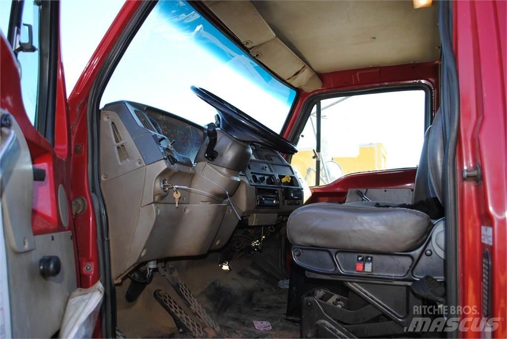 Sterling L8500 油罐车
