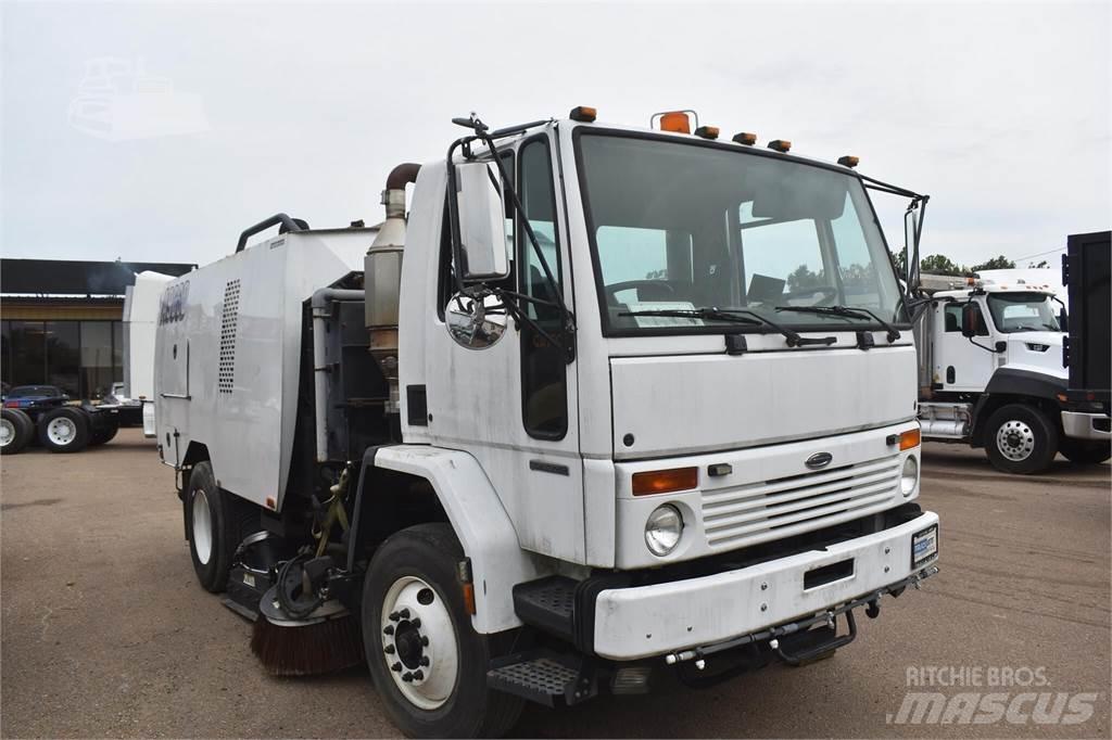 Sterling SC8000 道路清扫车