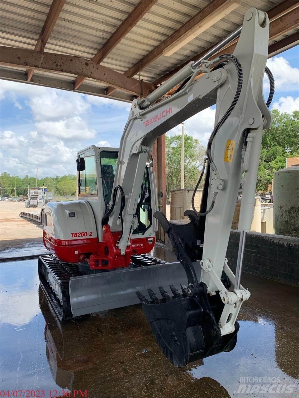 Takeuchi TB250-2 小型挖掘机