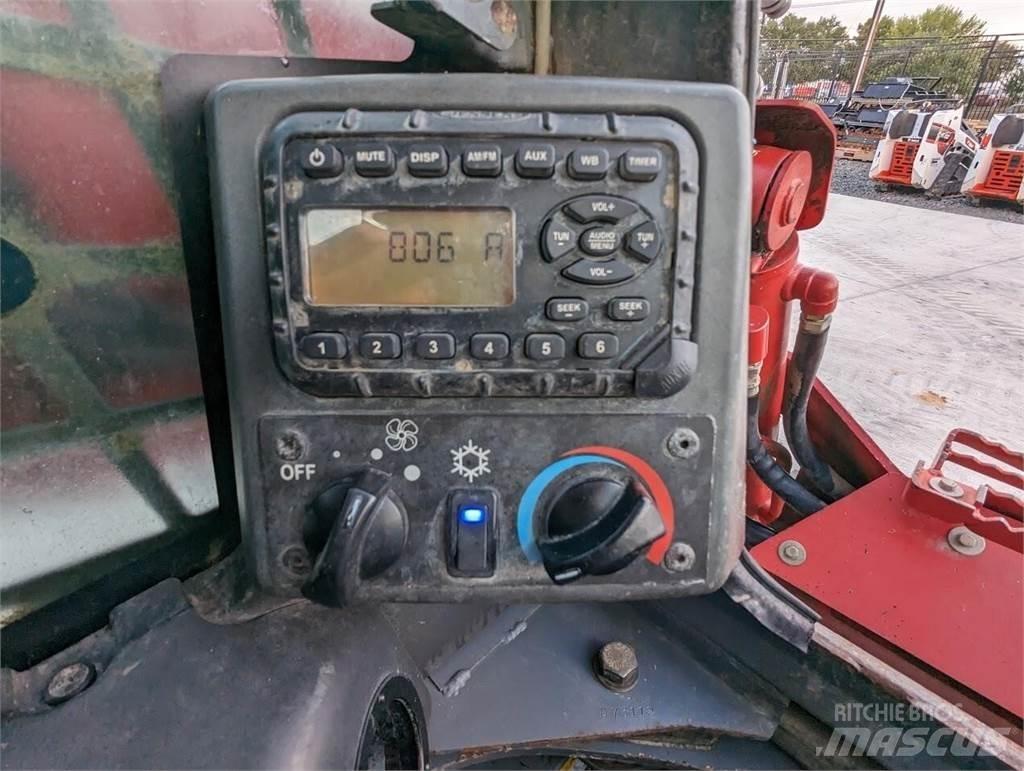 Takeuchi TL12V2 滑移装载机