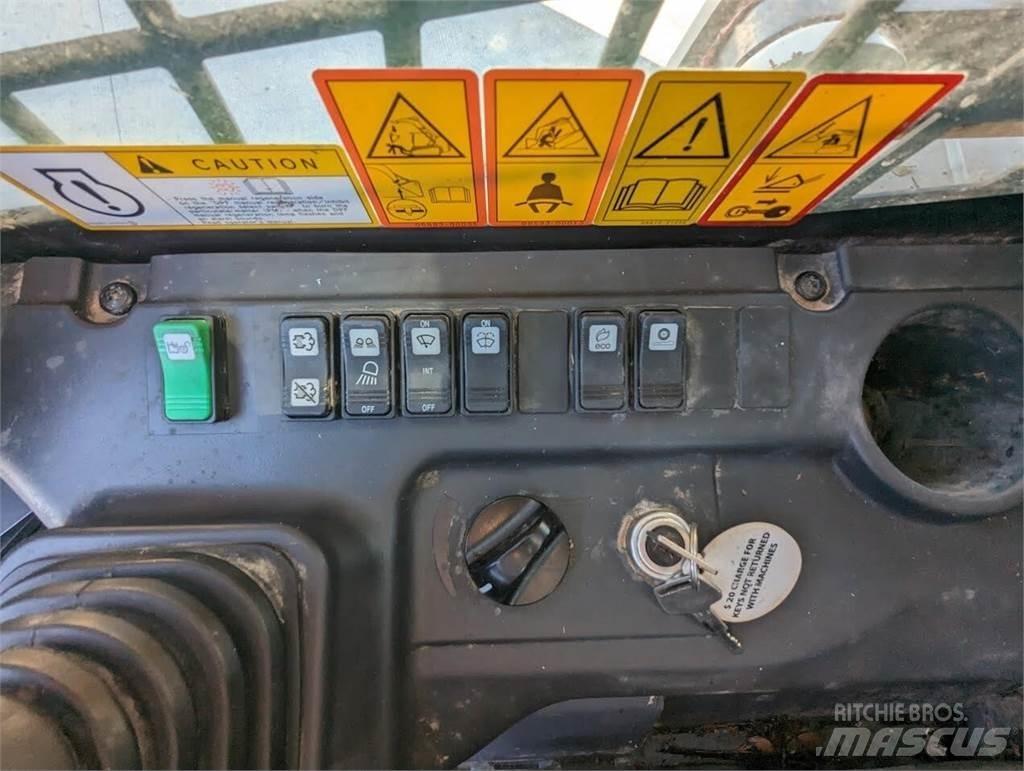 Takeuchi TL12V2 滑移装载机