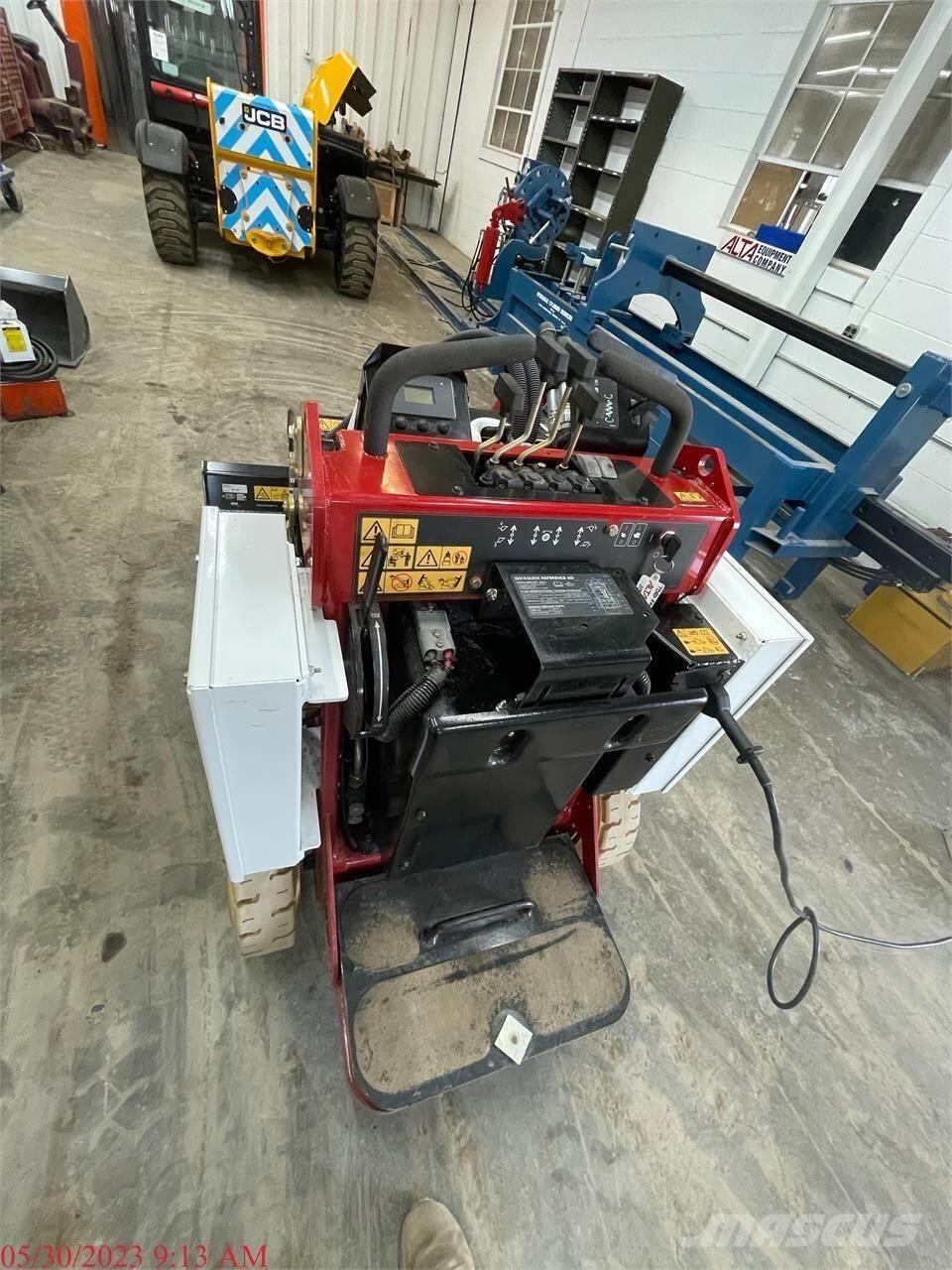 Toro E-DINGO 500 滑移装载机