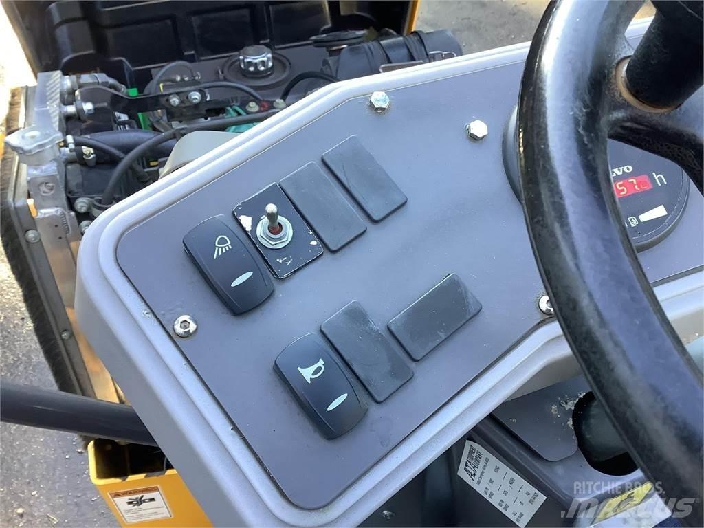 Volvo DD25B 双轮压路机