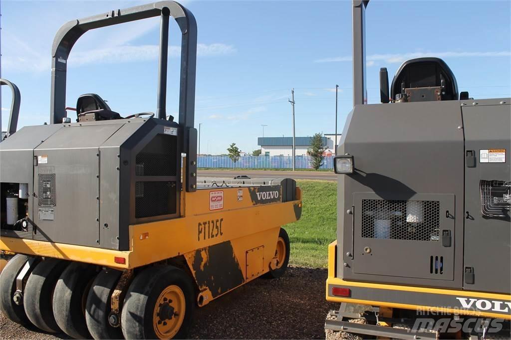 Volvo PT125C 胶轮压路机