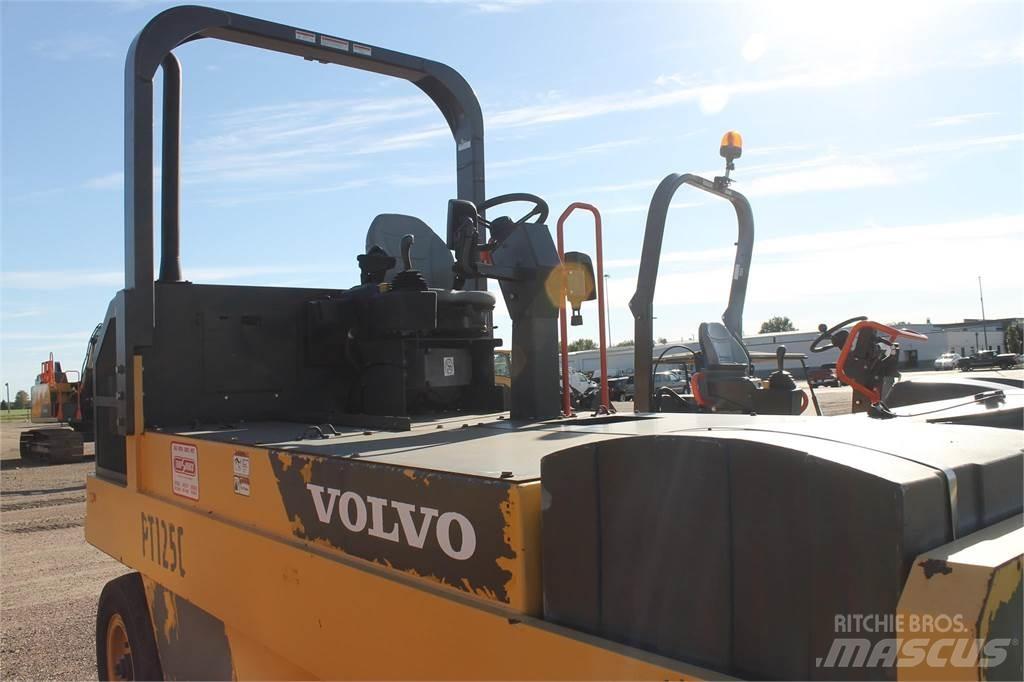 Volvo PT125C 胶轮压路机