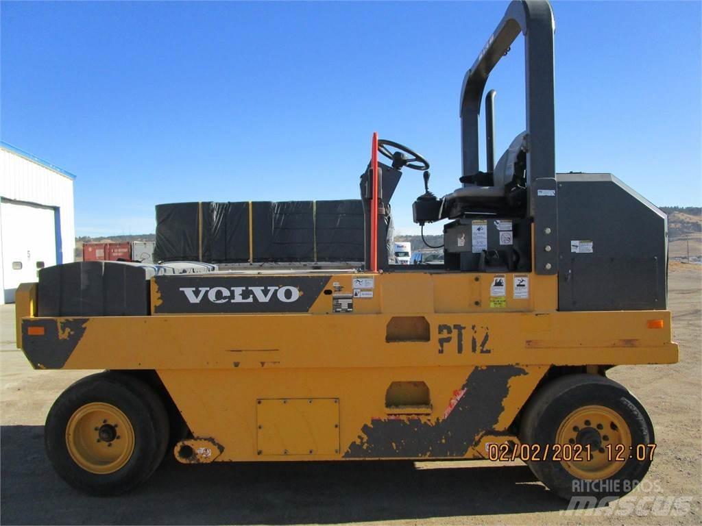 Volvo PT125C 胶轮压路机