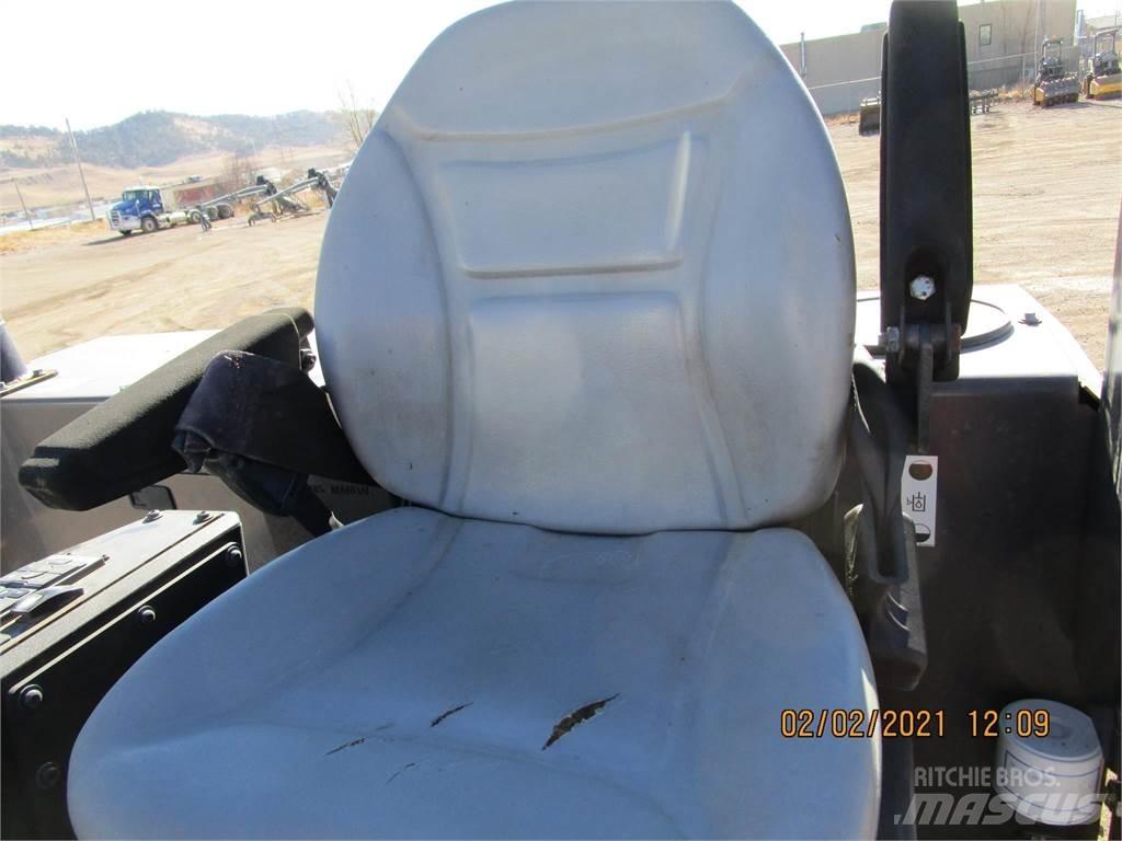 Volvo PT125C 胶轮压路机