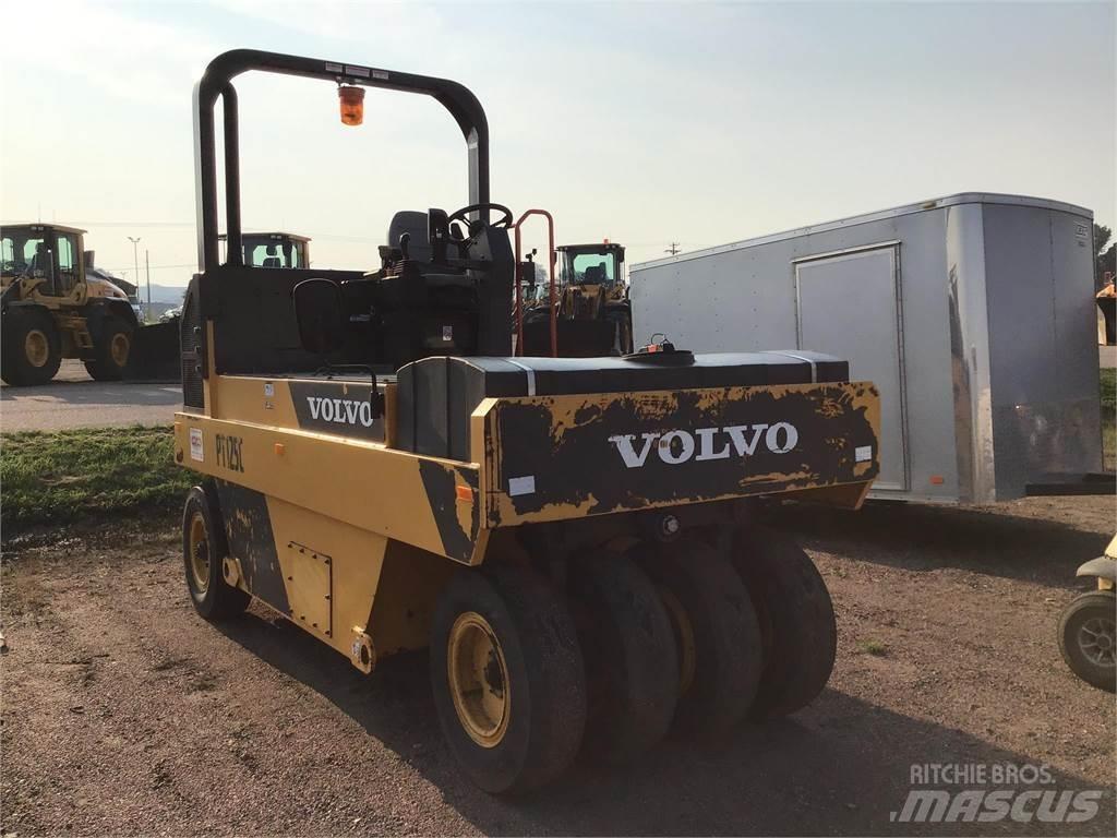 Volvo PT125C 胶轮压路机