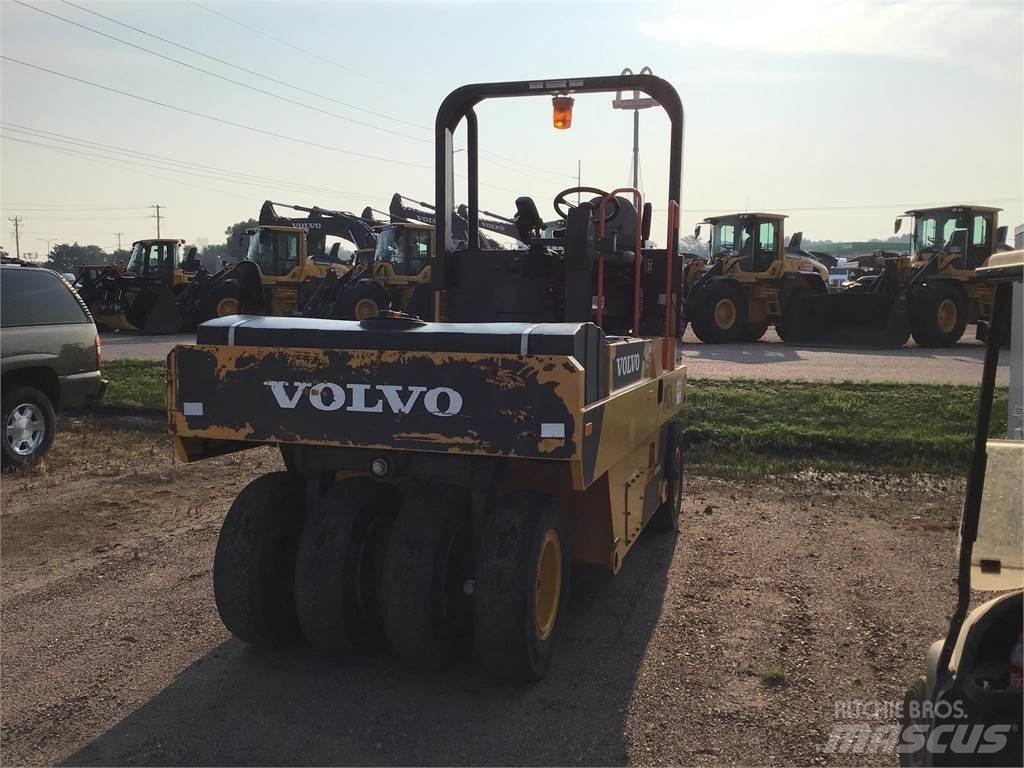 Volvo PT125C 胶轮压路机