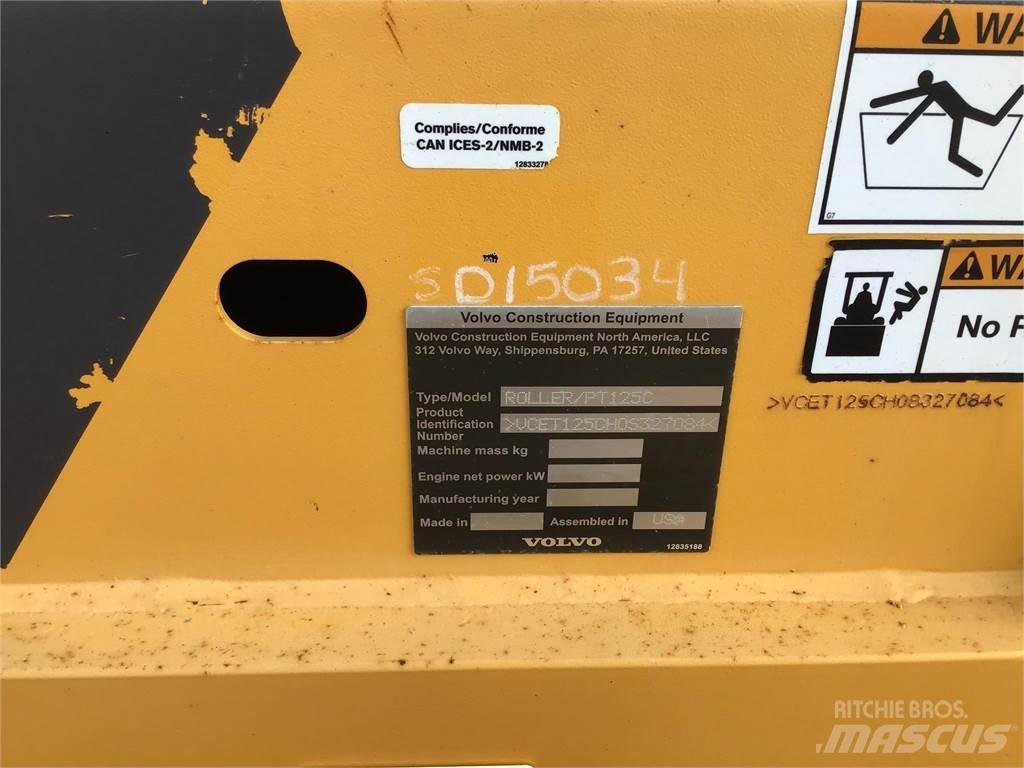 Volvo PT125C 胶轮压路机