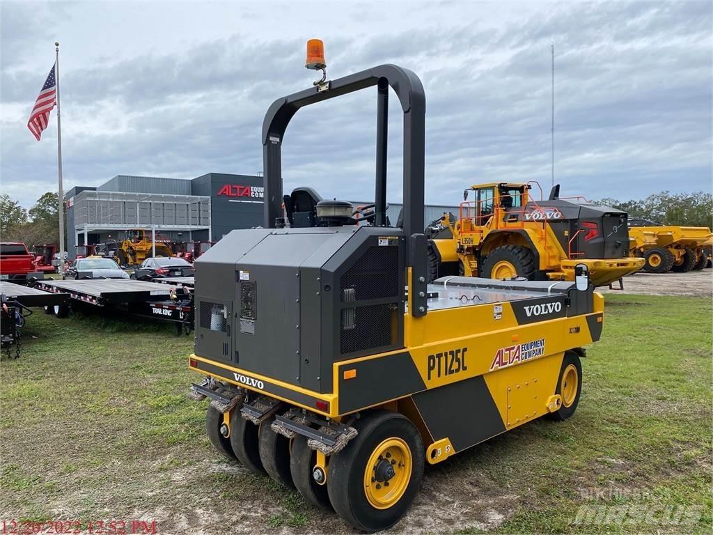 Volvo PT125C 胶轮压路机
